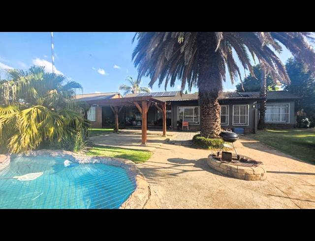 4 BEDROOM HOUSE FOR SALE IN THE REEDS